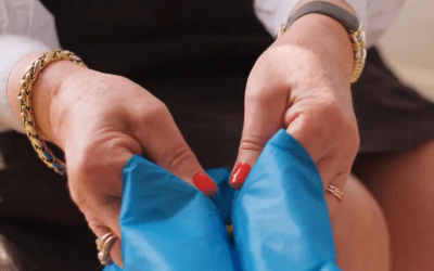 Frau drückt die Clips der Steve Glide Clipper Anziehhilfe für Kompressionsstrümpfe zusammen
